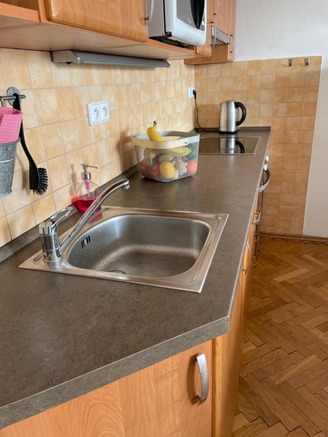 Cozy Apartment Near The City Center Hradec Kralove Exterior photo